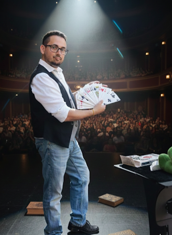 Mago Niko en escenario frente al público